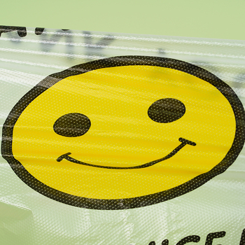 Pungă transparentă din plastic cu față zâmbitoare pentru supermarket și ambalare la livrare, pregătită pentru logo