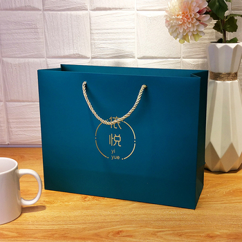 Geantă de hârtie tip tote cu logo personalizat și ștampilă cu folie argintie pentru haine și produse cosmetice