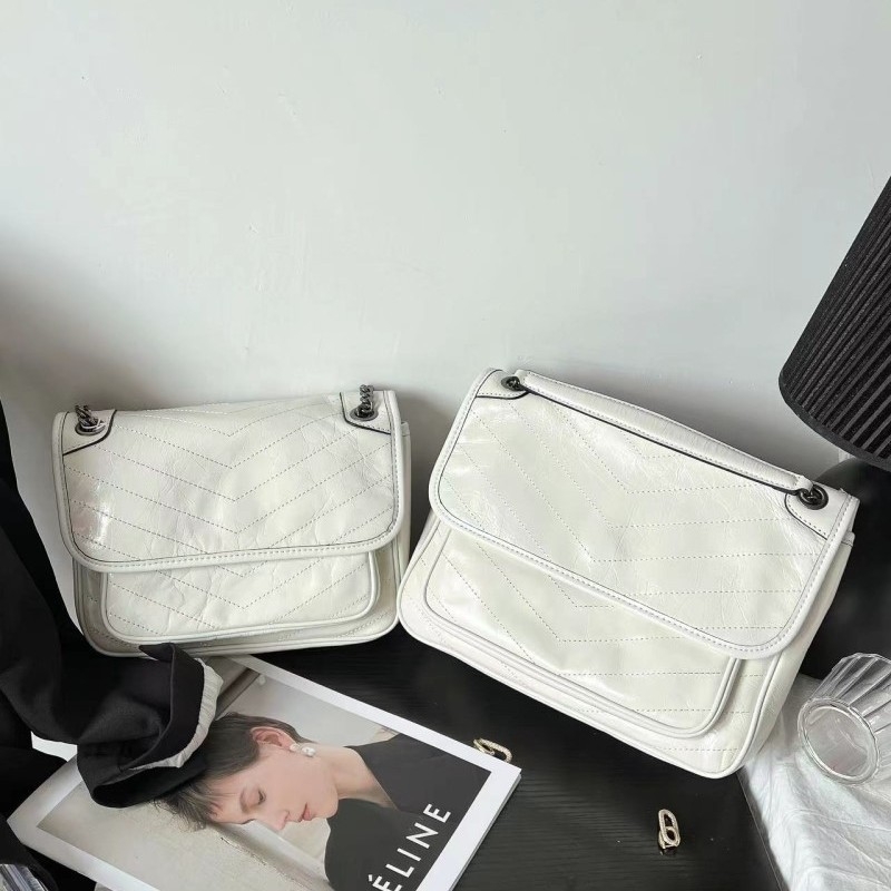 Ženska mala crossbody torbica s lancem od prave kože, messenger stil, proljeće 2025