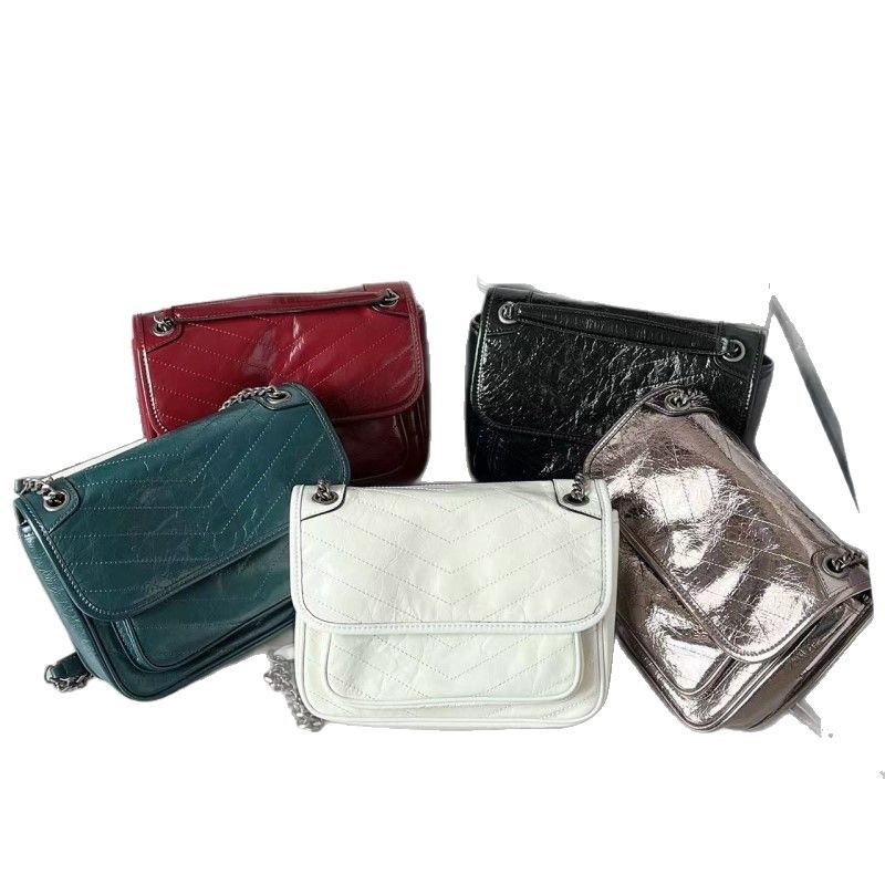 Ženska mala crossbody torbica s lancem od prave kože, messenger stil, proljeće 2025