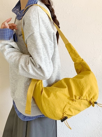 Ženska platnena torba za rame, velika kapaciteta, ljetni nišni dizajn, crossbody torba s jednim remenom, plisiran oblik