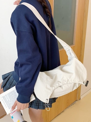 Ženska platnena torba za rame, velika kapaciteta, ljetni nišni dizajn, crossbody torba s jednim remenom, plisiran oblik