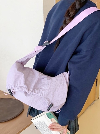 Ženska platnena torba za rame, velika kapaciteta, ljetni nišni dizajn, crossbody torba s jednim remenom, plisiran oblik