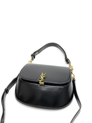 Mala kožna torbica tip saddlebaga, gradski minimalistički stil, crossbody torba s zaključavanjem, poliester podstava, džep za mobitel, bez marke, dvije naramenice, svakodnevna upotreba, proljeće 2025