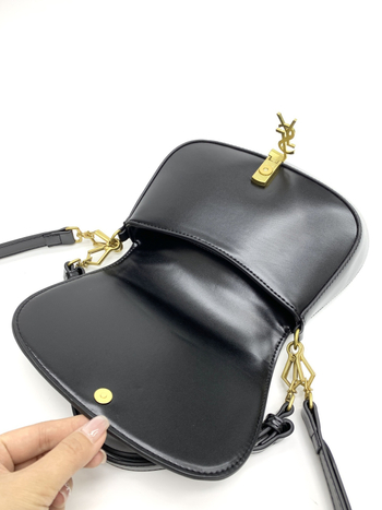 Mala kožna torbica tip saddlebaga, gradski minimalistički stil, crossbody torba s zaključavanjem, poliester podstava, džep za mobitel, bez marke, dvije naramenice, svakodnevna upotreba, proljeće 2025
