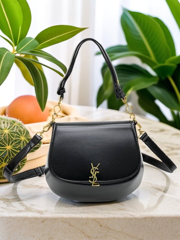 Mala kožna torbica tip saddlebaga, gradski minimalistički stil, crossbody torba s zaključavanjem, poliester podstava, džep za mobitel, bez marke, dvije naramenice, svakodnevna upotreba, proljeće 2025