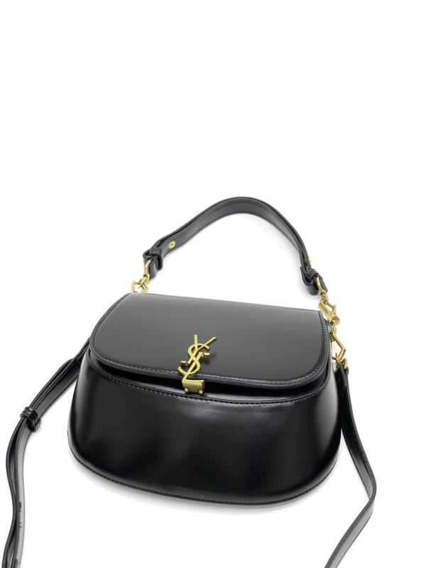 Mala kožna torbica tip saddlebaga, gradski minimalistički stil, crossbody torba s zaključavanjem, poliester podstava, džep za mobitel, bez marke, dvije naramenice, svakodnevna upotreba, proljeće 2025
