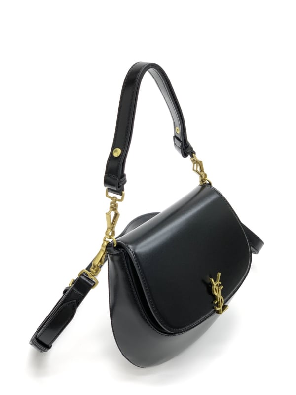 Mala kožna torbica tip saddlebaga, gradski minimalistički stil, crossbody torba s zaključavanjem, poliester podstava, džep za mobitel, bez marke, dvije naramenice, svakodnevna upotreba, proljeće 2025
