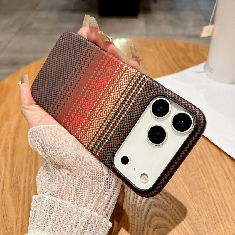 Husa iPhone 17 cu Kevlar water-transfer pentru iPhone 16 Pro Max, cu prindere magnetică încorporată și carcasă PC cu acoperire completă