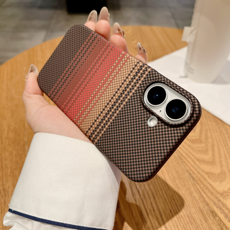 Husa iPhone 17 cu Kevlar water-transfer pentru iPhone 16 Pro Max, cu prindere magnetică încorporată și carcasă PC cu acoperire completă