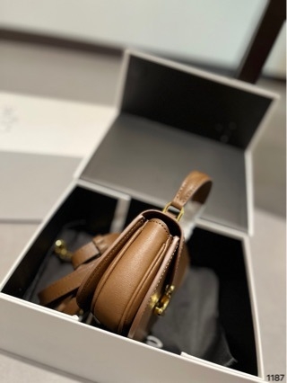 Saddle torba nadahnuta Arc de Triomphe, mala kružna crossbody torba za žene
