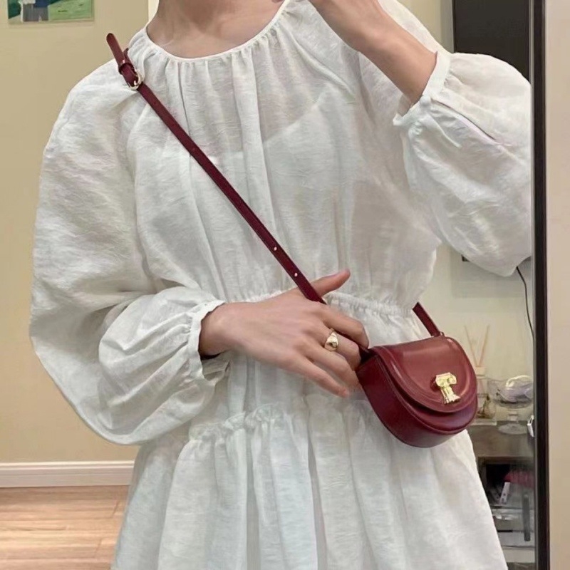 Crvena mini ženska torbica u stilu sedla, crossbody torba, magnetsko zatvaranje, XL veličina.