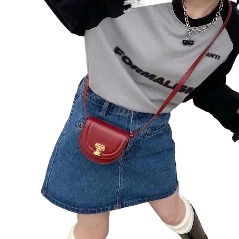 Crvena mini ženska torbica u stilu sedla, crossbody torba, magnetsko zatvaranje, XL veličina.