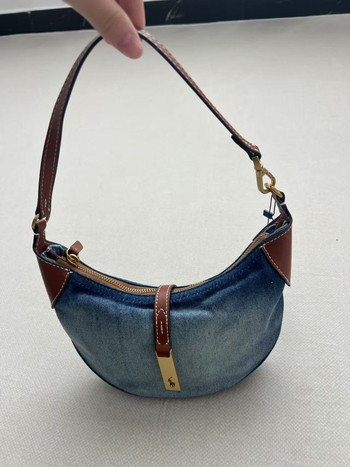Denim crescent crossbody torba, mala veličina, ulični stil, zatvarač, unutarnji džepovi za telefon i kartice