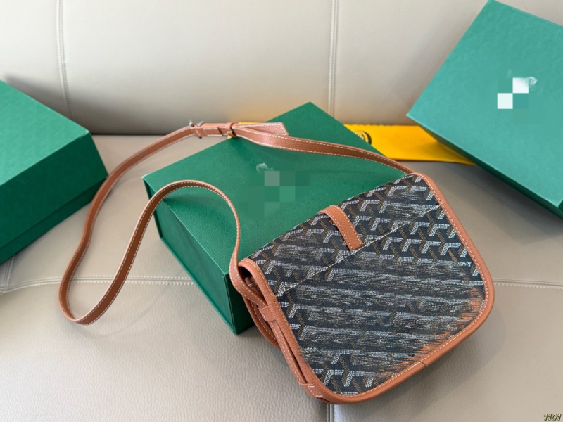 Sedlasta torba preko ramena, unisex, s logom, casual stil, 22 × 16 cm, koža bivolja, zatvaranje preklopom, unutarnja džep za telefon, brend 123, proljeće 2025
