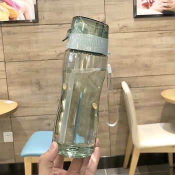 Pahar plastic portabil cu scară de măsurare și pai – sticlă sport cu design spațial