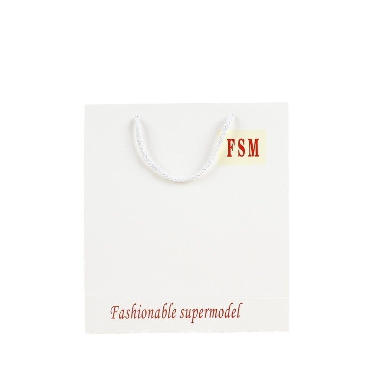 Geantă din hârtie kraft pentru îmbrăcăminte personalizată, ambalaj de cumpărături cu imprimare UV și logo