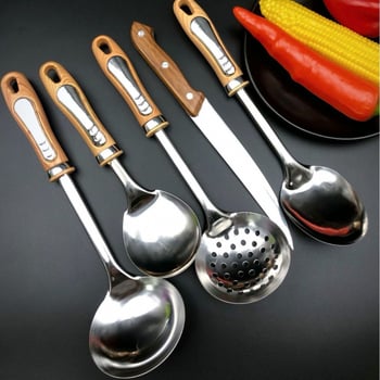 Set de ustensile din oțel inox cu mâner imitatie de lemn – spatulă, lingură de supă și lingură cu găuri