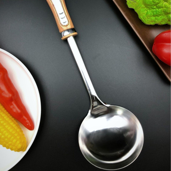 Set de ustensile din oțel inox cu mâner imitatie de lemn – spatulă, lingură de supă și lingură cu găuri