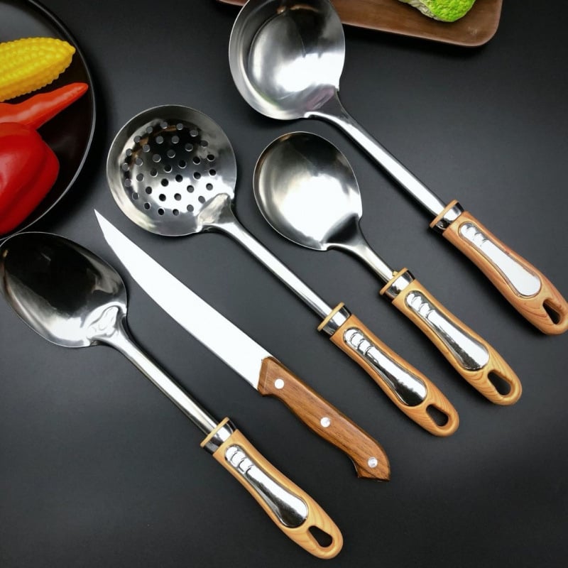 Set de ustensile din oțel inox cu mâner imitatie de lemn – spatulă, lingură de supă și lingură cu găuri