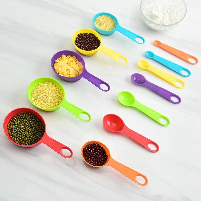 Set de linguri și căni de măsurat pentru cofetărie, cu marcaje gradate și mâner din plastic colorat