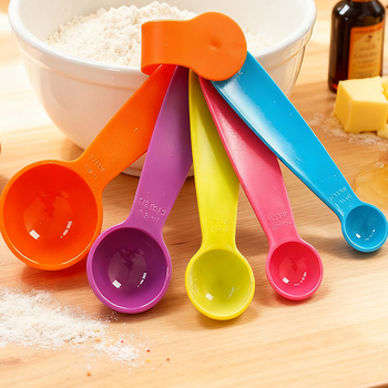 Set de măsurare din plastic pentru coacere – căni și linguri colorate pentru lapte praf și condimente