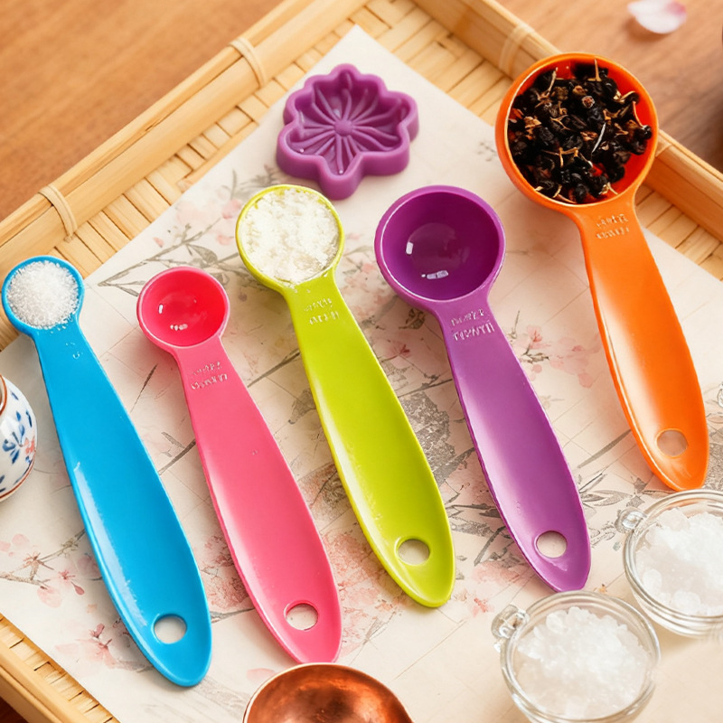 Set de măsurare din plastic pentru coacere – căni și linguri colorate pentru lapte praf și condimente
