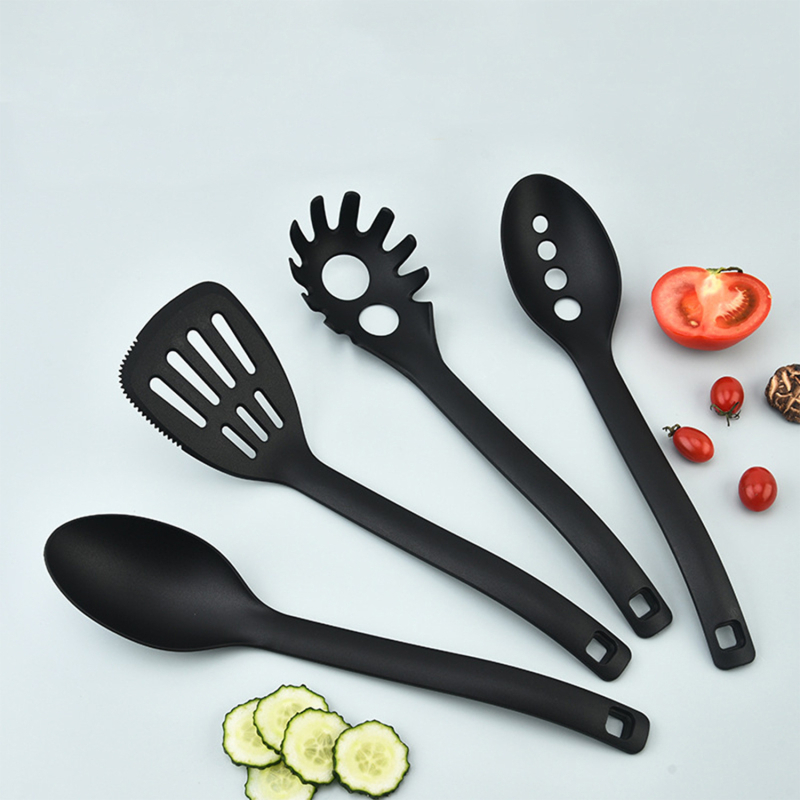 Set de ustensile de bucătărie din nylon rezistent la temperaturi înalte, patru piese: tigaie antiaderentă, lingură cu găuri, lingură de supă, lingură pentru paste