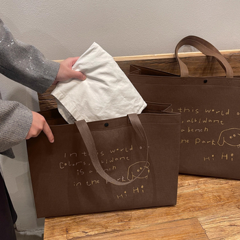 Veľkoobchodné tašky z netkanej textílie s uzáverom na sponu pre obchody s oblečením, detské oblečenie a darčekové balenie; rozmery 43×32×10 cm, 32×28×10 cm, 50×38×12 cm