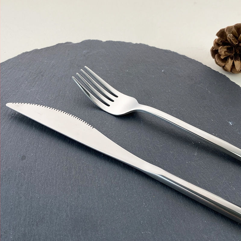 304 nerezová oceľ, vysoká kvalita, hrubší steakový nôž a vidlica, japonský štýl západného jedálenského setu s dlhými rukoväťami a lyžičkami do domácnosti