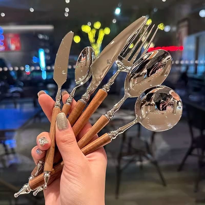 Set tacâmuri din oțel inoxidabil, cu mâner lung și aspect lemn imitativ — cuțit, furculiță și lingură de desert