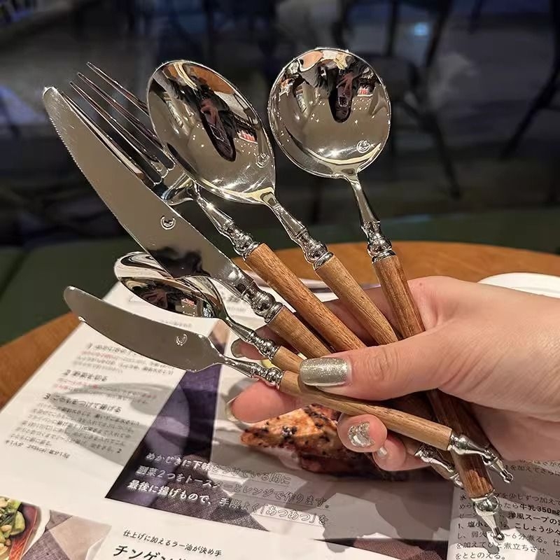 Set tacâmuri din oțel inoxidabil, cu mâner lung și aspect lemn imitativ — cuțit, furculiță și lingură de desert
