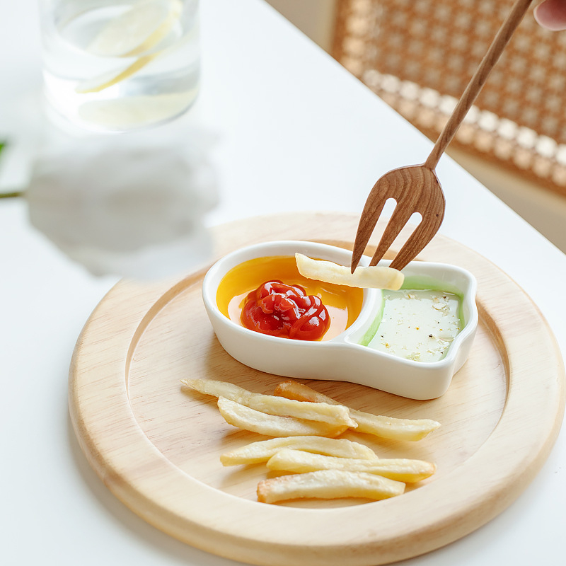 Farfurie ceramică drăguță, cu compartimente pentru dips, gustări și sosuri