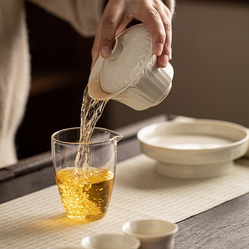 Guanlan gaiwan chinezesc retro cu petale albe de lotus, ceașcă ceramică cu capac pentru ceai Gongfu
