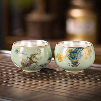 Ceașcă de ceai ceramică, lucrată manual, cu dragon și fenix în glazură celadon argintiu — Gongfu ceai, ceașcă unică
