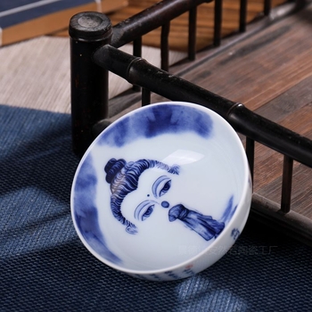 Căniță ceramică cu figurină, Pu'er albastru-alb, ceașcă personală de degustare, parte a setului de ceai