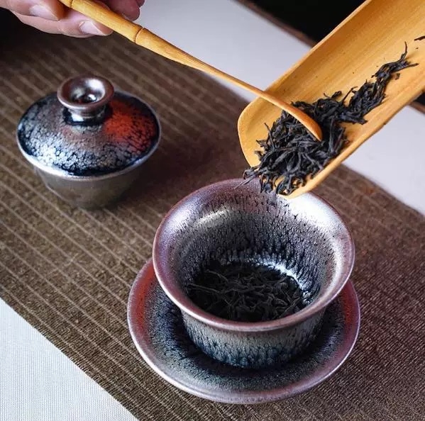 Set ceramic de ceai Gaiwan Jianzhan – trei piese, glazură oil-drop