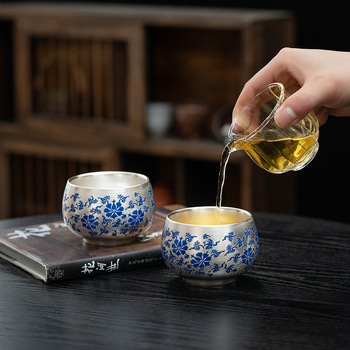 Ceașcă de ceai din argint placat cu aur, cu motiv lotus albastru și alb, stil chinezesc nou