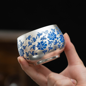 Ceașcă de ceai din argint placat cu aur, cu motiv lotus albastru și alb, stil chinezesc nou
