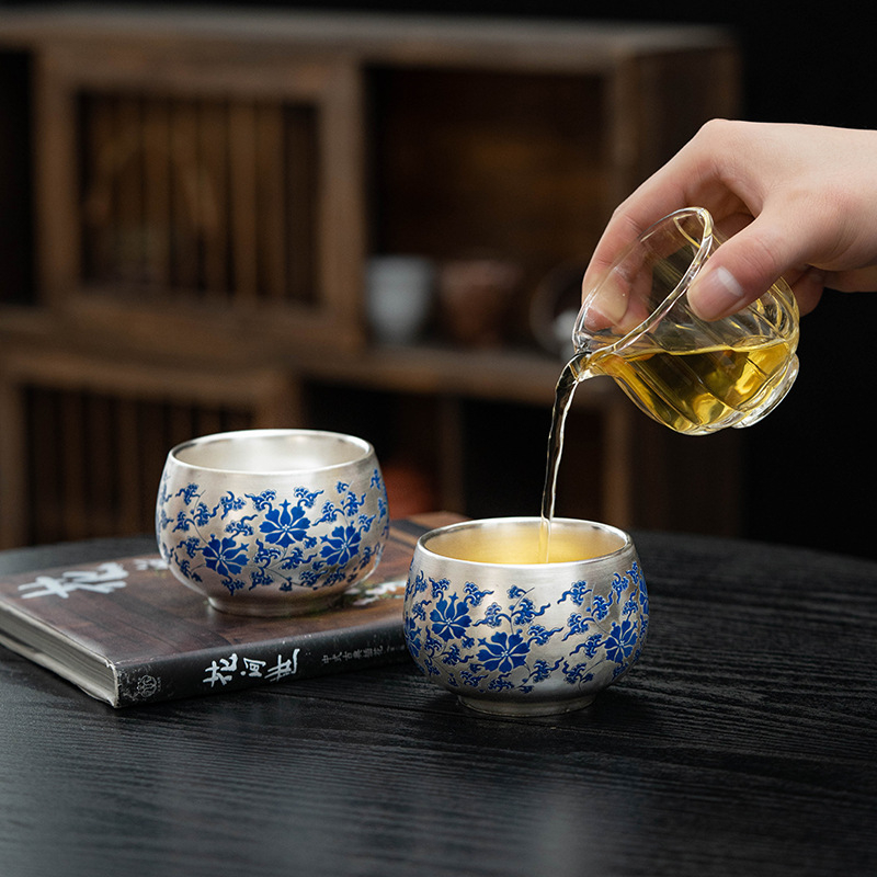 Ceașcă de ceai din argint placat cu aur, cu motiv lotus albastru și alb, stil chinezesc nou