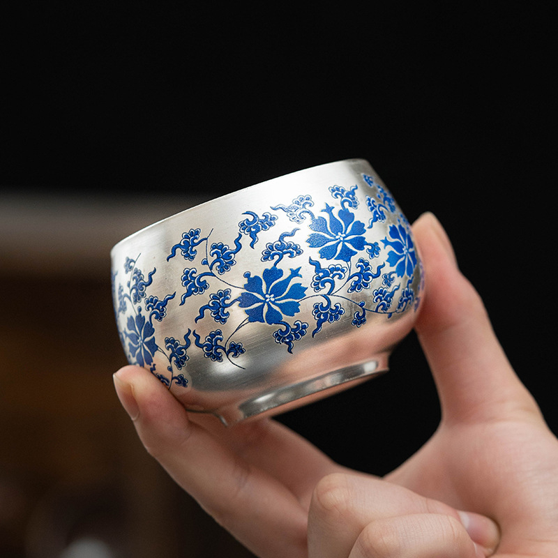 Ceașcă de ceai din argint placat cu aur, cu motiv lotus albastru și alb, stil chinezesc nou