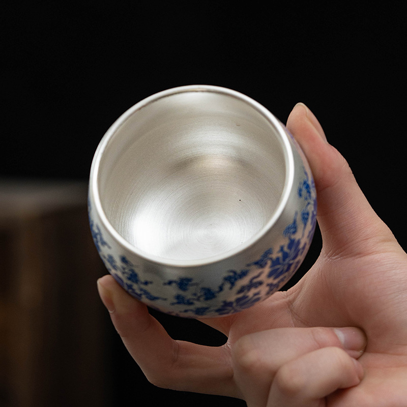 Ceașcă de ceai din argint placat cu aur, cu motiv lotus albastru și alb, stil chinezesc nou