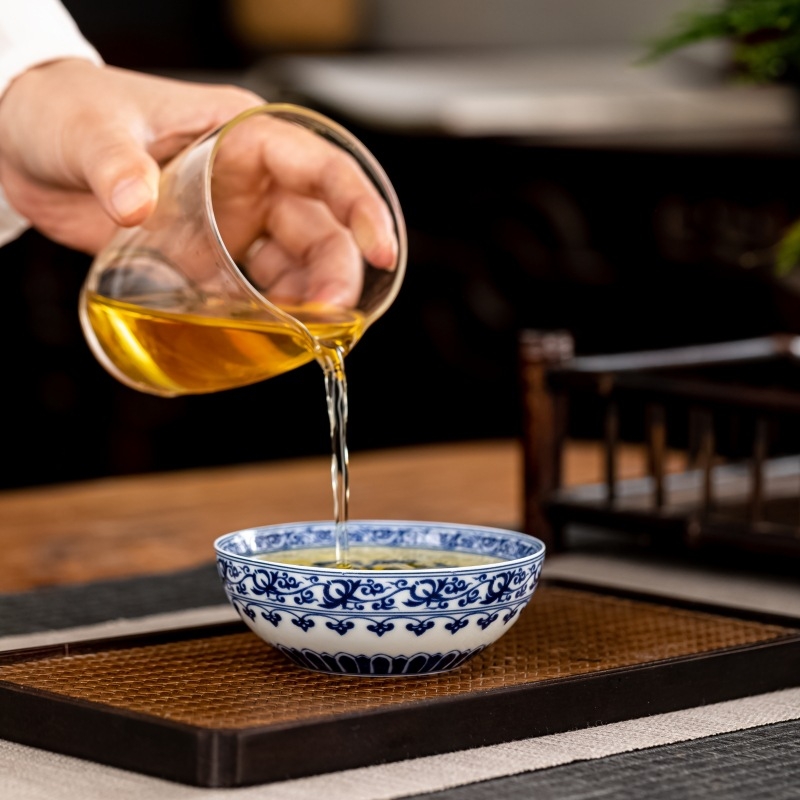 Jingdezhen Qiyantang ceșcă de ceai Pu'er din porțelan albastru-alb, stil antic, cu motiv floral