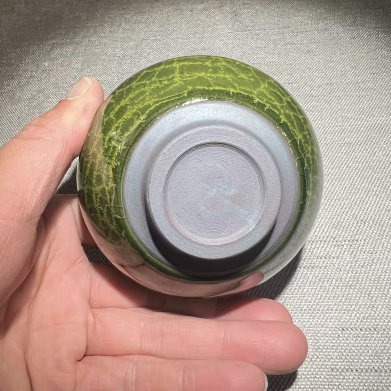 ceașcă de ceai Jianzhan cu glazură verde imperială și fir de aur pe un corp din fier, lucrată manual