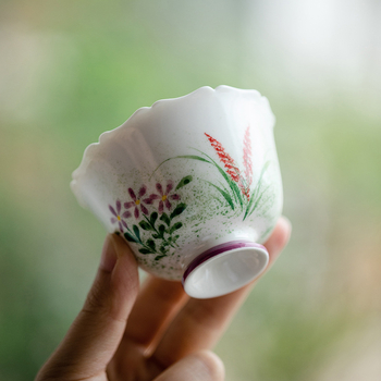 Ceașcă de ceai din ceramică, pictată manual, cu picior înalt și motiv de petale în verde, unisex