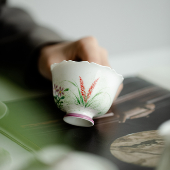 Ceașcă de ceai din ceramică, pictată manual, cu picior înalt și motiv de petale în verde, unisex