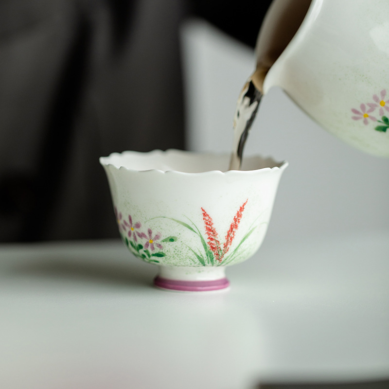Ceașcă de ceai din ceramică, pictată manual, cu picior înalt și motiv de petale în verde, unisex
