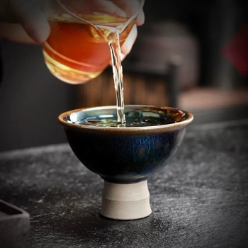 Ceașcă de ceai Jian Zhan cu glazură paun, picioare înalte, ceramică lucrată manual într-o cutie cadou