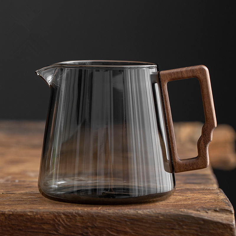 Set de ceai din sticlă borosilicat cu mâner din nuc — ceașcă de distribuție, ceainic și strecurător