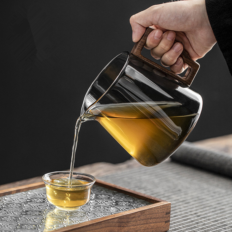 Set de ceai din sticlă borosilicat cu mâner din nuc — ceașcă de distribuție, ceainic și strecurător
